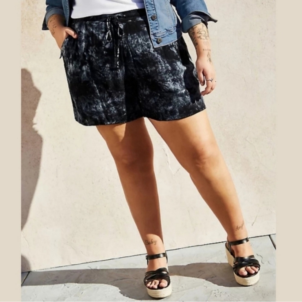 Torrid Black Tie Dye Printed High Rise Crinkle Gauze Soft Shorts